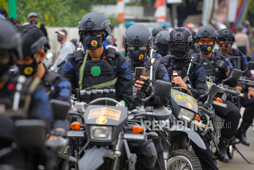 Petugas kepolisian berjaga saat memutarbalikkan massa aksi di perbatasan Kota Tangerang-Kabupaten Tangerang di Jalan Raya Serang, Tangerang, Banten. (ilustrasi)