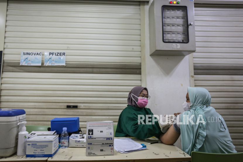 Petugas medis menyuntikan vaksinasi COVID-19 kepada warga di salah satu Pusat Perbelanjaan, Jakarta, Ahad (4/9/2022). Satuan Tugas (Satgas) Penanganan COVID-19 melaporkan laju kasus harian terkonfirmasi positif COVID-19 di Indonesia bertambah 2.340 orang hingga pada 5 September 2022 pukul 12.00 WIB.