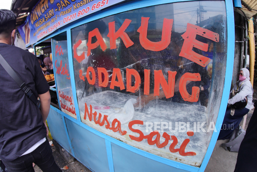 Gerobak Odading Mang Oleh tampak kosong di Pasar Kosambi Bandung, Kamis (17/9). Penjualan odading Mang Oleh mendadak meroket setelah video seorang konsumen makanan khas ini viral di media sosial. 