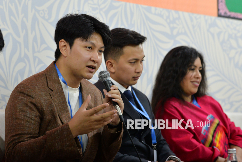 Pendiri Desa Bumi Gamma Thohir memberikan paparannya saat sesi diskusi dengan topik Intergenerational Action for Tripling Renewable Energy by 2030 di ajang COP29, di Azerbaijan, Kamis (14/11/2024).