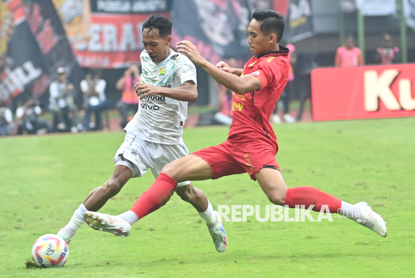 Pesepak bola Persija Jakarta Rizky Ridho (kanan) berebut bola dengan pesepak bola Persib Bandung Beckham Putra (kiri) dalam laga lanjutan Liga 1 di Stadion Patriot Candrabhaga, Bekasi, Jawa Barat, Ahad (16/2/2025). Persija gagal meraih kemenangan setelah ditahan Persib dengan skor 2-2. Gol Persija dicetak Gustavo Almeida di menit ke-33 dan Firza Andika menit 39. Sedangkan gol Persib dicetak Nick Kuipers menit 52 dan David da Silva menit ke-70.