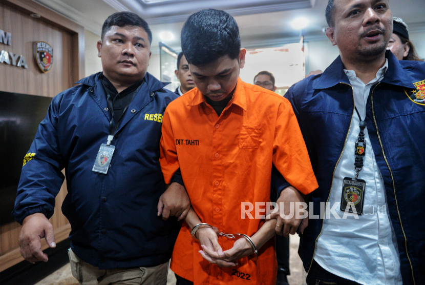 Polisi menggiring tersangka kasus kekerasan terhadap anak dan pembunuhan berencana Yudha Arfandi (tengah) saat konferensi pers di Polda Metro Jaya, Jakarta, Senin (12/2/2024). Dalam konferensi pers tersebut, Ditreskrimum Polda Metro Jaya menerangkan bahwa berdasarkan dari pemantauan CCTV tersangka Yudha Arfandi diduga menenggelamkan Dante (6) anak dari artis Tamara Tyasmara sebanyak 12 kali hingga meninggal dunia.