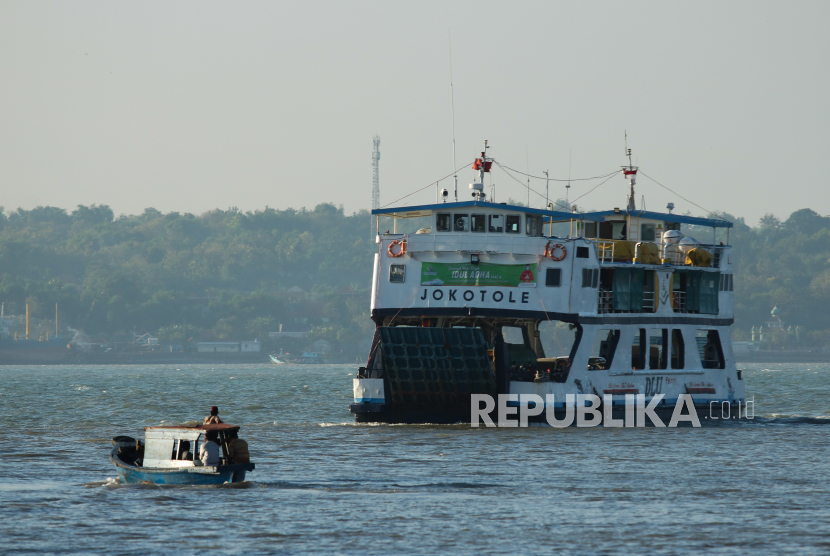 Kapal Motor Penumpang (KMP) Jokotole melintas di Selat Madura, Surabaya, Jawa Timur, Jumat (23/7). PT ASDP Indonesia Ferry telah mempersiapkan layanan transportasi untuk periode Natal dan Tahun Baru yang dimulai pada 18 Desember hingga 4 Januari 2022.