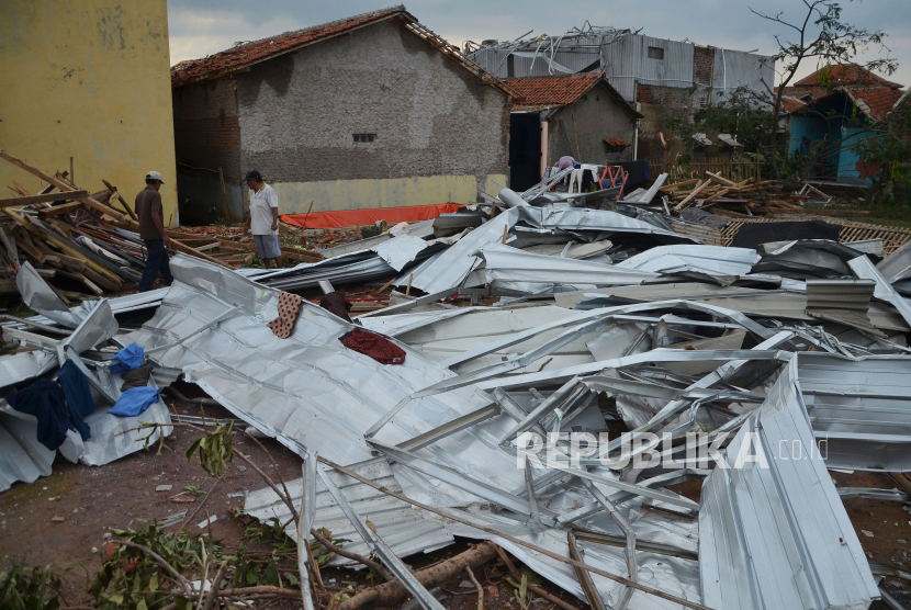 Sejumlah bangunan mengalami kerusakan parah akibat puting beliung (ilustrasi). Rumah yang rusak akibat bencana angin puting beliung akan diperbaiki oleh pemerintah.