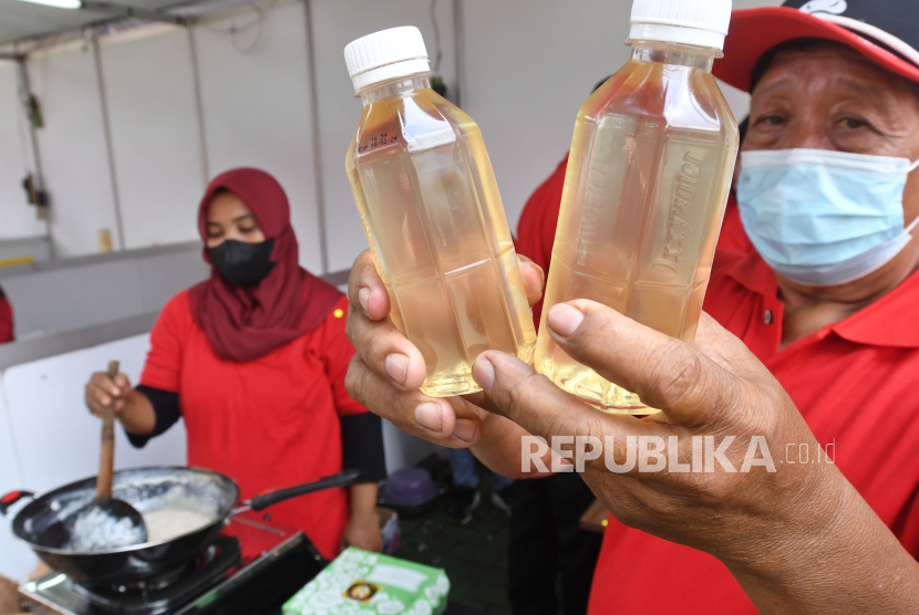 Dinas Perindustrian Nusa Tenggara Barat (Disperin NTB) membantu pelaku industri kecil menengah (IKM) memaksimalkan nilai ekonomi ampas minyak goreng kelapa dengan cara pengemasan vakum.