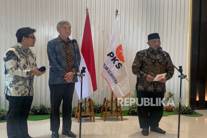 Dubes AS untuk RI Sung Yong- kim dengan Presiden PKS Ahmad Syaikhu dalam kunjungan di Markas PKS, Jalan TB Simatupang, Jakarta Selatan, Rabu (15/2/2023).