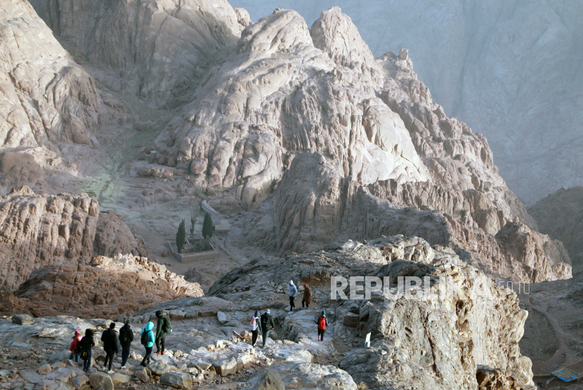 Terdapat perbedaan pendapat tentang lokasi pertemuan Nabi Musa dan Khidir AS. Ilustrasi Gunung Sinai