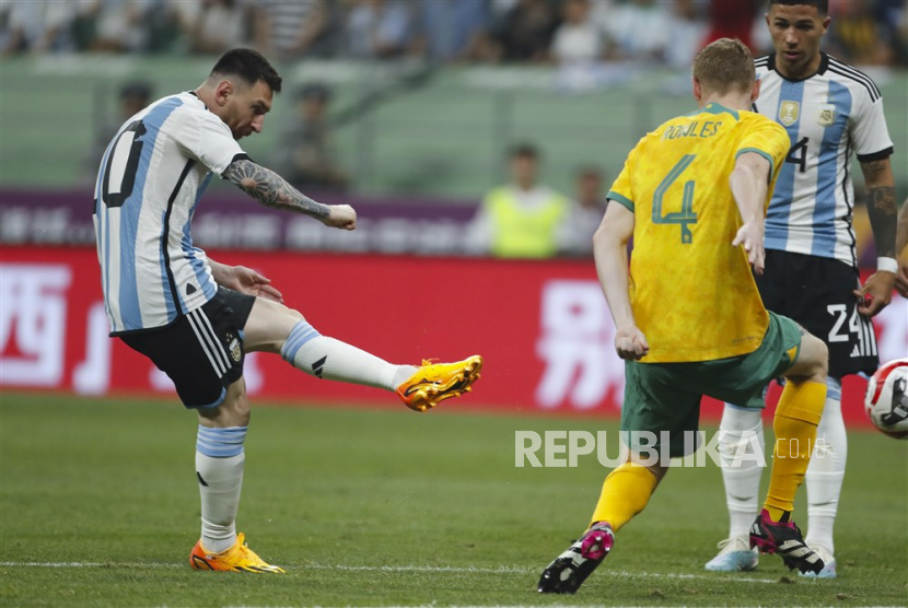 Pemain Argentina Lionel Messi  Argentina melakukan tendangan saat pertandingan persahabatan sepak bola antara Argentina dan Australia di Beijing, Cina, Kamis (15/6/2023).