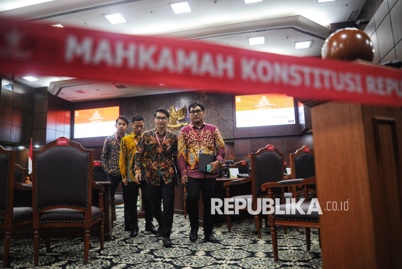 Pemohon berjalan usai mengikuti sidang perdana uji formil dan materil Undang-Undang Nomor 3 tentang Tentara Nasional Indonesia (UU TNI) Tahun 2025 di Mahkamah Konstitusi, Jakarta, Jumat (9/5/2025).