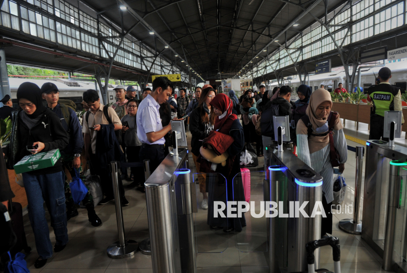 Calon penumpang bersiap menaiki kereta di Stasiun Pasar Senen, Jakarta