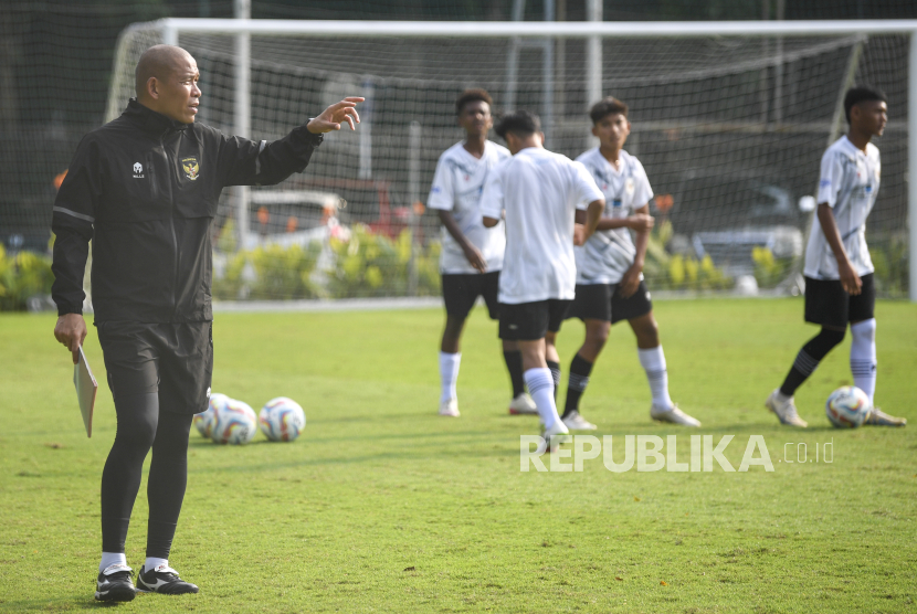 Pelatih Timnas U-16 Nova Arianto (kiri) memberikan instruksi kepada pemain saat pemusatan latihan di Lapangan B, Kompleks Gelora Bung Karno (GBK), Senayan, Jakarta, beberapa waktu lalu. 