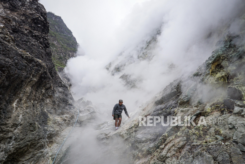 Pengunjung melihat asap dan belerang yang keluar dari dinding kawah Candradimuka di Gunung Lawu, Tawangmangu, Karanganyar, Jawa Tengah, Senin (5/8/2024). Kawah yang berada di jalur pendakian Cemara Kandang dengan ketinggian sekitar 2.550 mdpl tersebut menjadi lokasi favorit pendaki untuk singgah sekaligus melihat aktifitas vulkanik Gunung Lawu. 