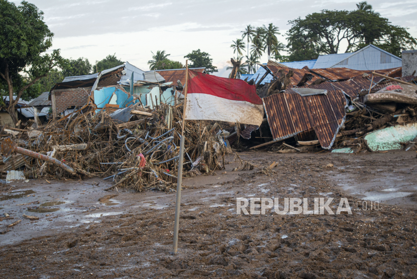 Bendera Merah Putih berkibar di antara rumah-rumah yang hancur akibat banjir bandang di Desa Weiburak, Adonara Timur, Kabupaten Flores Timur, Nusa Tenggara Timur (NTT).