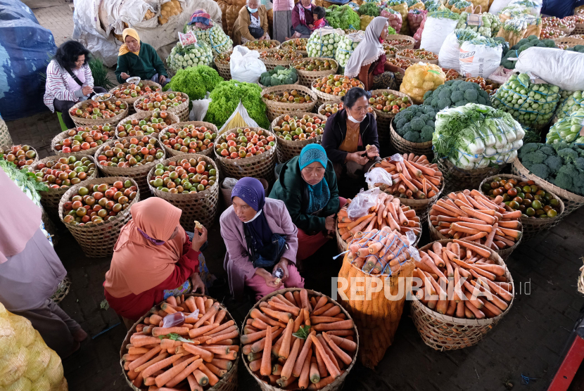 Harga sayur di Cianjur, Jawa Barat, anjlok karena pasokan yang melimpah.