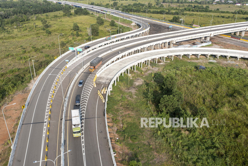 Sejumlah kendaraan melaju di simpang susun Jalan Tol Trans Sumatera (JTTS) ruas Kayu Agung-Palembang di Desa Ibul Besar III, Pemulutan, Ogan Ilir (OI), Sumatera Selatan, Rabu (13/4/2022). Menteri PUPR Sebut ada tiga prioritas dalam perbaikan Tol Lampung-Palembang.