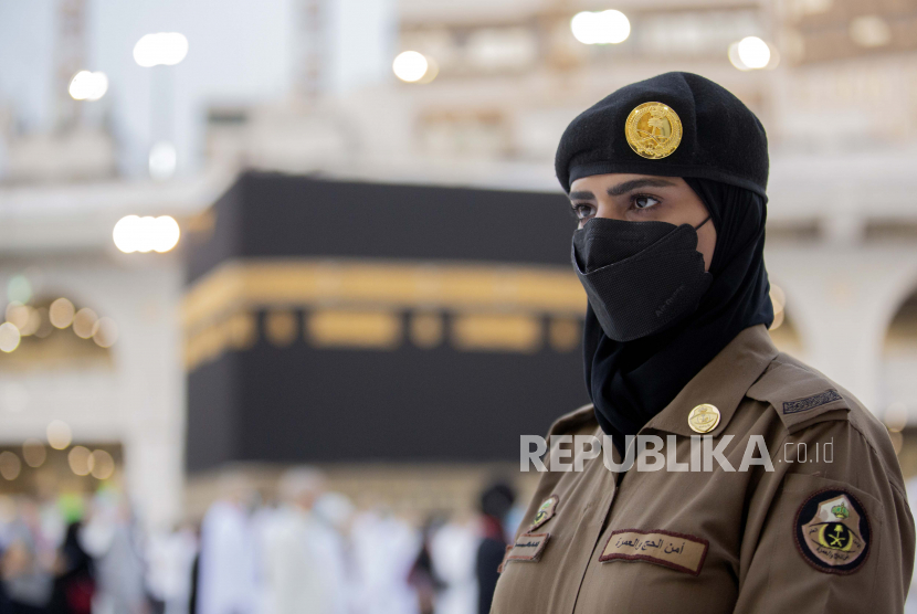 Polisi wanita Saudi, Samar, yang baru-baru ini dikerahkan ke layanan, berdiri waspada di depan Kabah  di Masjidil Haram, selama ziarah haji tahunan, di kota suci Arab Saudi Makkah, Selasa, 20 Juli. 2021. Perdana, Arab Saudi Tugaskan Wanita Jaga Keamanan Umroh di Sekitar Ka'bah