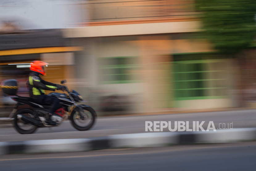 Pemudik melintasi jalur Pantura yang lengang di Kandang Haur, Indramayu, Jawa Barat, Sabtu (23/5). Jalur pantura yang merupakan salah satu titik arus mudik sepeda motor lengang pada H-1 Hari Raya Idul Fitri akibat pelarangan mudik dari pemerintah untuk mencegah penyebaran COVID-19