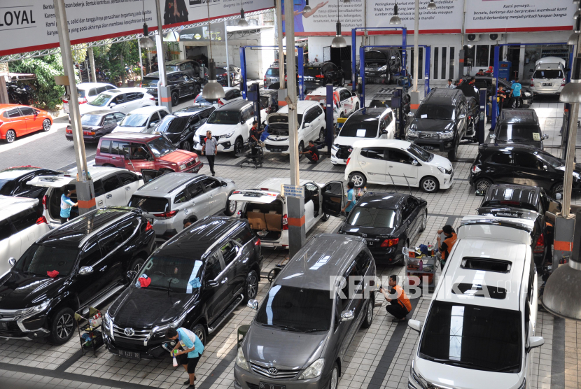 Sejumlah montir memperbaiki mobil milik pelanggan di Medan. ilustrasi