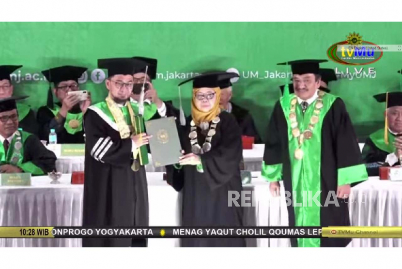 Tangkapan layar penganugerahan gelar Doctor Honoris Causa dari Universitas Muhammadiyah Jakarta (UMJ) kepada Ustaz Adi Hidayat, Selasa (30/5/2023)