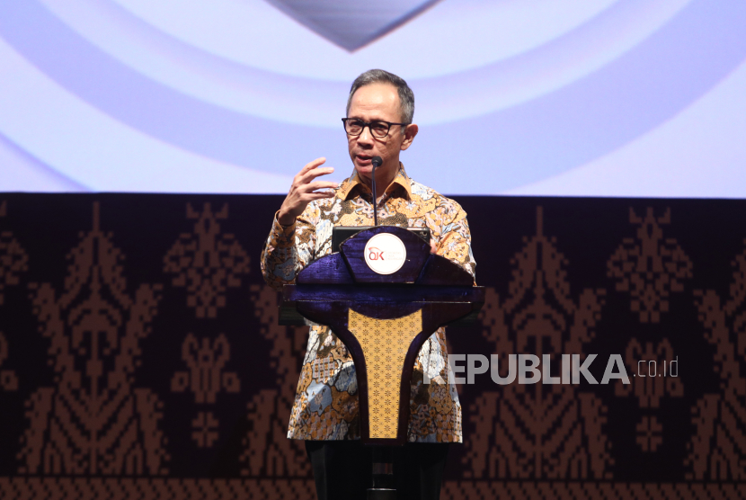 Ketua Dewan Komisioner OJK Mahendra Siregar saat peluncuran Peta Jalan Pengawasan Perilaku Pelaku Usaha Jasa Keuangan, Edukasi dan Pelindungan Konsumen (PEPK) 2023-2027 di Jakarta, Selasa (12/12/23). 