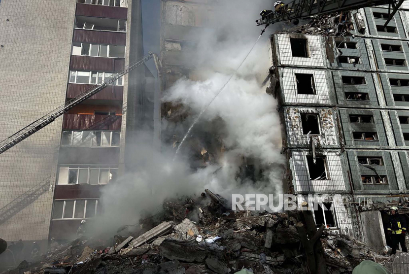 Rudal Rusia menghantam bangunan di Ukraina. ilustrasi