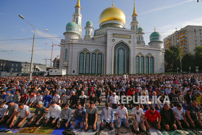  Umat muslim berdoa di luar Masjid Katedral Moskow saat perayaan di Moskow, Rusia.