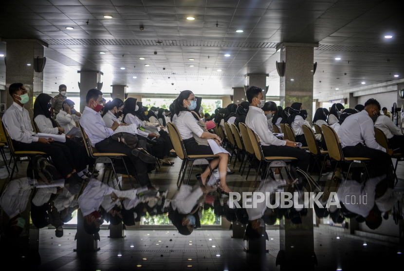Sejumlah peserta Seleksi Kompetensi Bidang Calon Pegawai Negeri Sipil (SKB CPNS) menunggu waktu pelaksanaan tes di Kantor Wali Kota Jakarta Selatan, Selasa (30/11). 
