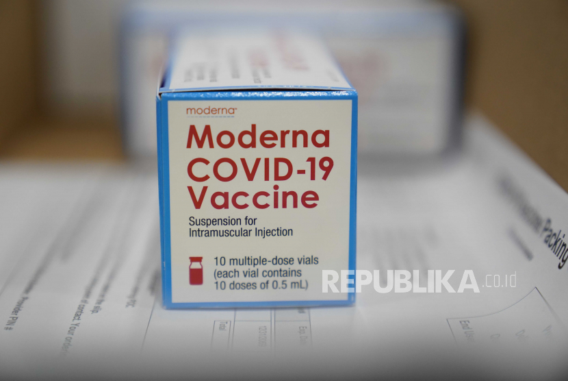  Kotak berisi vaksin Moderna COVID-19 disiapkan untuk dikirim di pusat distribusi McKesson di Olive Branch, Mississippi, AS, 20 Desember 2020. Vaksin virus korona Moderna, yang disetujui oleh Badan Pengawas Obat dan Makanan AS (FDA) pada 17 Desember, akan didistribusikan ke lebih dari 3.700 lokasi di AS, menurut laporan.