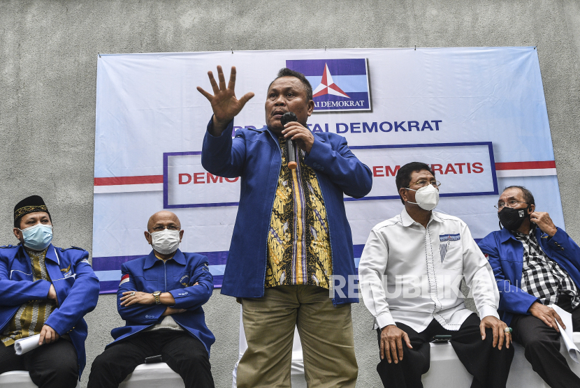 Sekjen Partai Demokrat versi KLB  Jhoni Allen (tengah) memberikan keterangan pers terkait urgensi KLB Sibolangit di Jakarta, Kamis (11/3). Dalam keterangannya Jhonny mengatakan pengurus versi KLB akan melaporkan AHY ke kepolisian atas dugaan pemalsuan mukadimah AD/ART partai. 