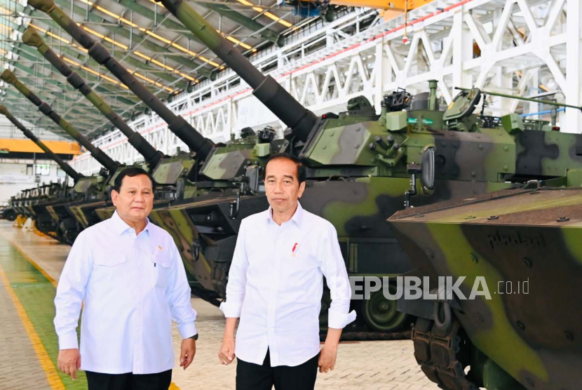 Presiden Joko Widodo didampingi Menhan Prabowo Subianto berkunjung ke PT Pindad (Persero). Prabowo diserang isu pemukulan Wamentan Harvick Hasnul Qolbi.  