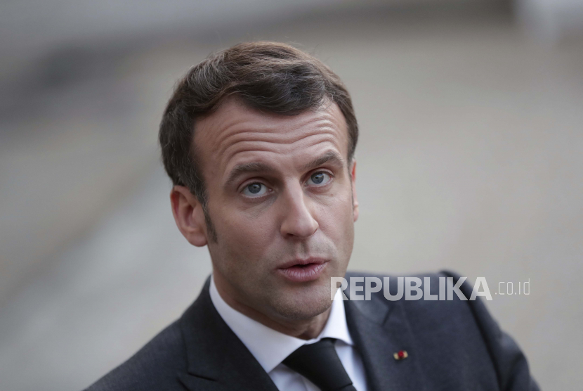 Presiden Prancis Emmanuel Macron mengecam penikaman fatal terhadap polisi wanita Prancis