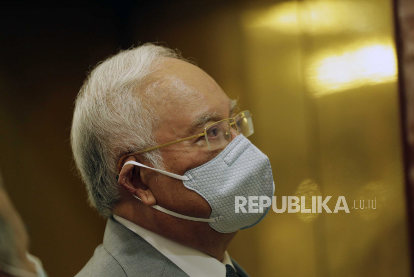 Mantan Perdana Menteri Malaysia Najib Razak (C) mengenakan topeng saat ia tiba di kompleks Pengadilan Tinggi Kuala Lumpur di Kuala Lumpur, Malaysia, 16 Juni 2020. Najib Razak dituduh menyalahgunakan kekuasaannya sebagai perdana menteri dan menteri keuangan untuk menghindari sipil atau tindakan kriminal dengan mengarahkan perubahan pada laporan audit 1MDB