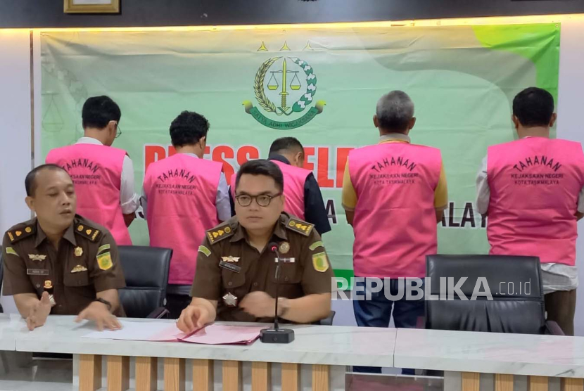 Kejaksaan Negeri Kota Tasikmalaya menetapkan lima tersangka terkait kasus dugaan korupsi pemeliharaan jalan di Kota Tasikmalaya, Jawa Barat, Selasa (24/10/2023). 