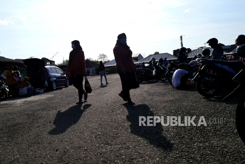 Pedagang berkeliling mengambil pesanan barang pelanggan di Pasar COD Wonosari, Gunungkidul, Yogyakarta, Selasa (7/9). Pasar COD Wonosari tercipta imbas pandemi Covid-19. Di sini tempat bertemunya pemasok dan pedagang yang sudah memesan barang melalui grup WhatsApp atau telegram. Pemasok datang hanya membawa pesanan barang pedagang, selanjutnya pedagang yang mengantarkan ke rumah pelanggan. Pasar ini hanya berlangsung dari pukul 15.00 hingga pukul 17.00. Barang yang dijual beragam mulai bahan makanan hingga perlengkapan rumah tangga. Dan mayoritas yang menjadi pelaku ada perempuan.