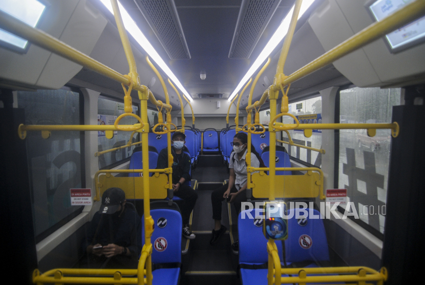 Sejumlah penumpang duduk di bus listrik Transjakarta yang terparkir di kawasan Monas, Jakarta.