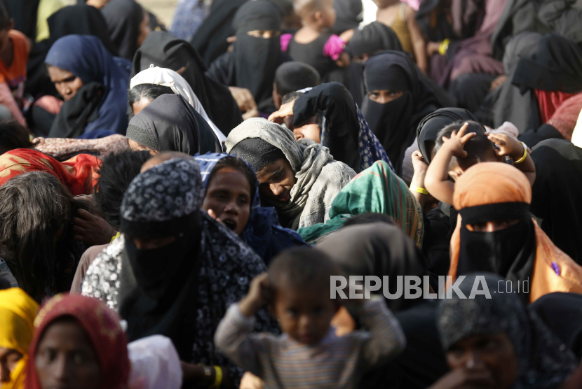 Pengungsi Rohingya berlindung di depan Kantor Gubernur Aceh di Banda Aceh, Indonesia, 11 Desember 2023.