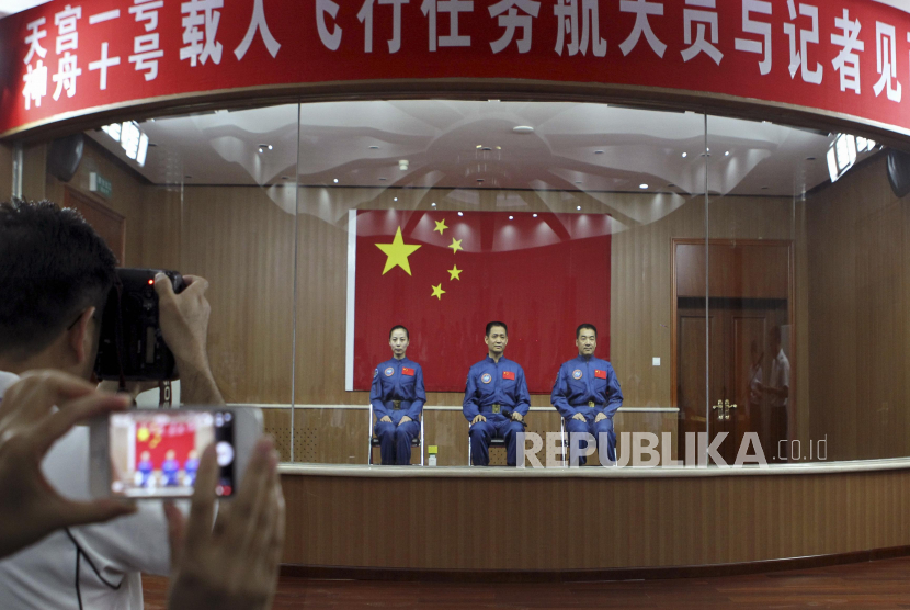 Astronot China Shenzhou-10 ( dari kiri ke kanan) Wang Yaping, Nie Haisheng dan Zhang Xiaoguang s. Xinhua News Agency reported. REUTERS/China Daily (CHINA - Tags: SCIENCE TECHNOLOGY SOCIETY) CHINA OUT. NO COMMERCIAL OR EDITORIAL SALES IN CHINA
