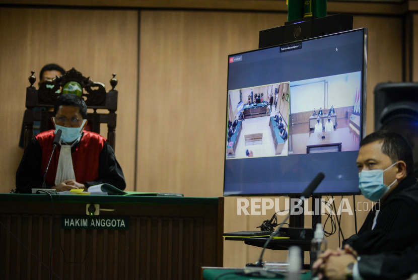 Suasana sidang putusan kasus penyiraman air keras terhadap penyidik Komisi Pemberantasan Korupsi (KPK) Novel Baswedan dengan terdakwa Rony Bugis dan Rahmat Kadir Mahulette yang dilaksanakan secara virtual di Pengadilan Negeri Jakarta Utara, Jakarta, Kamis (16/7).