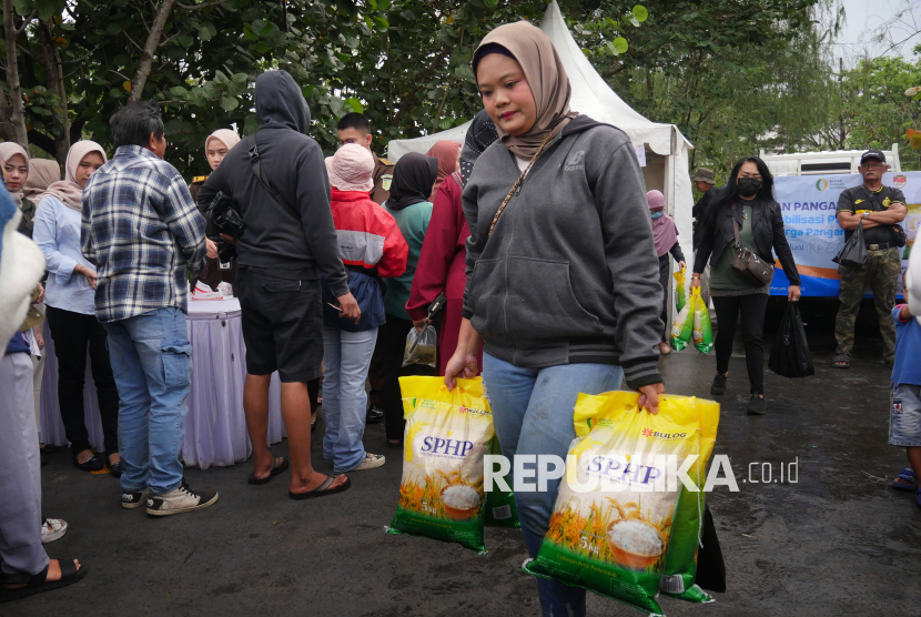 Masyarakat antre membeli beras produk Bulog (Ilustrasi)