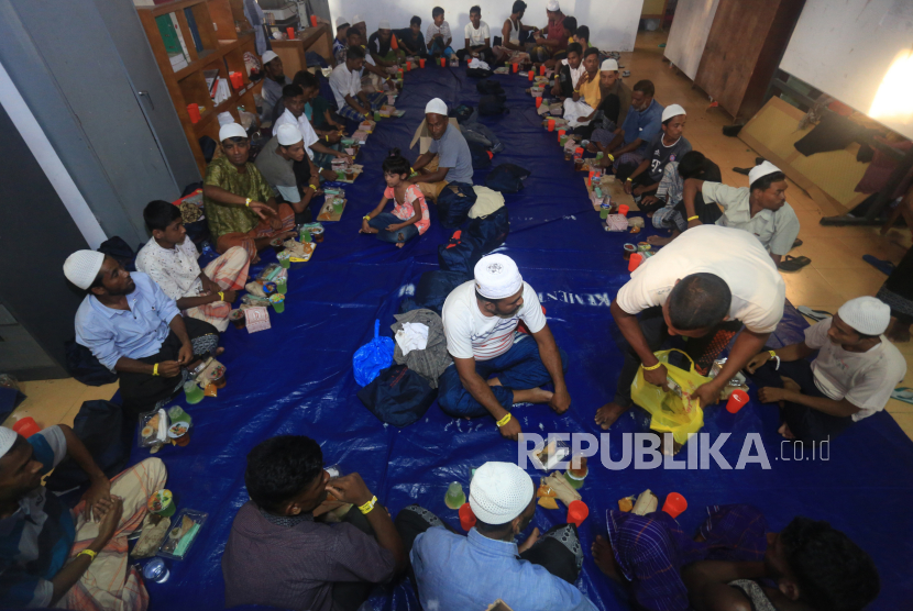 Sejumlah pengungsi Rohingya menunggu waktu berbuka puasa di tempat penampungan sementara di gedung Palang Merah Indonesia (PMI) Desa Suak Nie, Johan Pahlawan, Aceh Barat, Aceh, Senin (25/3/2024). Sebanyak 75 pengungsi Rohingya yang menempati tempat penampungan tersebut melaksanakan ibadah puasa pada bulan Ramadhan 1445 H yang kebutuhan sahur dan menu berbuka puasa ditangani lembaga PBB (IOM dan UNHCR) dan dibantu masyarakat. 