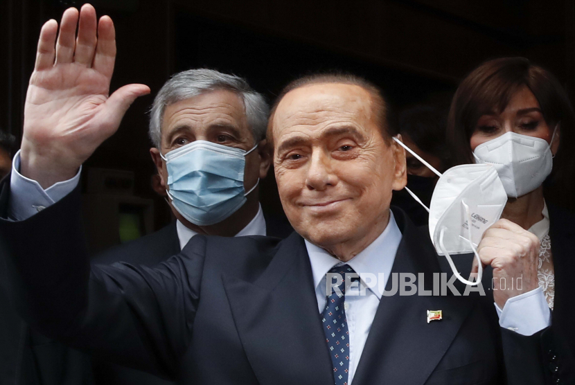 Mantan perdana menteri Italia dan taipan media Silvio Berlusconi meninggal pada Senin (12/6/2023) dalam usia 86 tahun. 