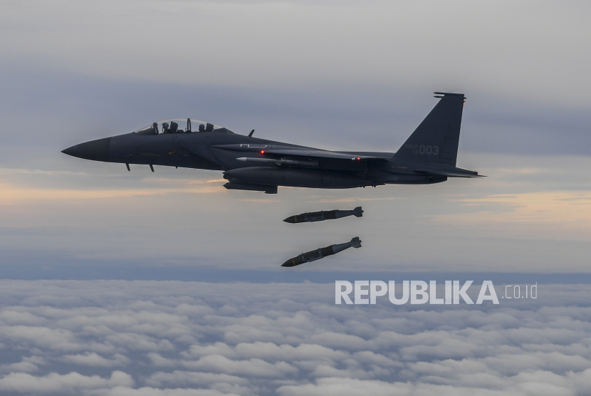 Foto selebaran yang disediakan oleh Kementerian Pertahanan Korea Selatan menunjukkan pesawat tempur F-15K Korea Selatan menjatuhkan dua bom presisi JADAM selama latihan di langit di atas Korea Selatan. ilustrasi