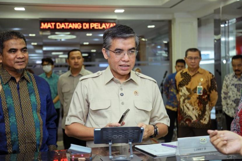 Menaker tegaskan pemberi kerja wajib beri THR/BHR sesuai aturan.