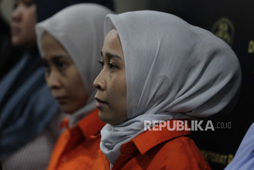 Tersangka kasus penipuan Rihana dan Rihani dihadirkan saat konferensi pers di gedung Mapolda Metro Jaya, Semanggi, Jakarta Selatan, Selasa (4/7/2023).
