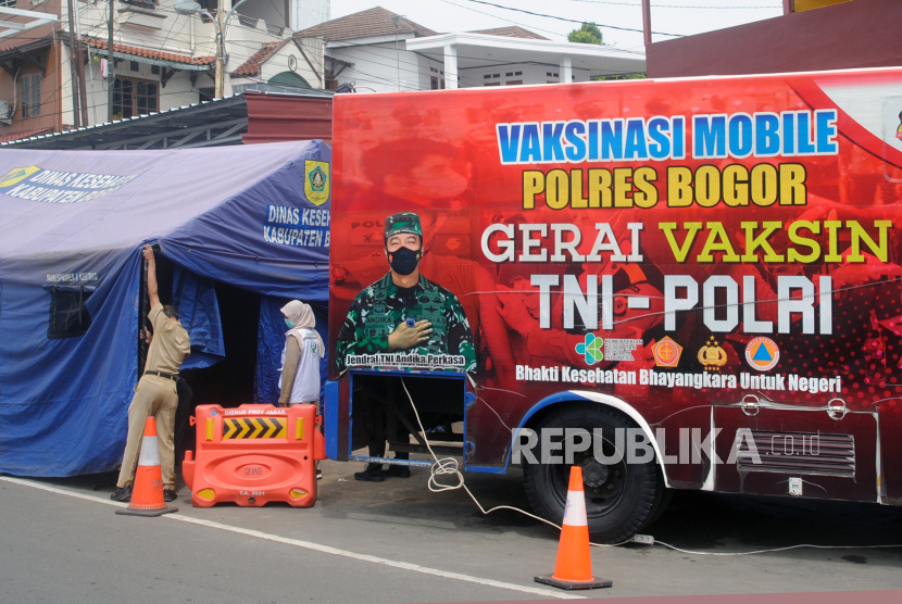 Petugas mendirikan posko Dinas Kesehatan, Kabupaten Bogor di Pos Polisi Simpang Gadog, Ciawi, Kabupaten Bogor, Jawa Barat. Juru Bicara Vaksinasi Covid-19 Kementerian Kesehatan Siti Nadia Tarmizi mengakui keberadaan posko vaksin selama mudik lebaran menyumbang penambahan angka vaksinasi Covid-19 nasional. Hingga per 4 Mei 2022, capaian vaksinasi dosis ke-1 yakni 199.346.528, dosis ke-2 165.425.255 dan dosis ke-3 atau booster sebanyak 40.372.525 dari total sasaran target nasional 208.265.720.