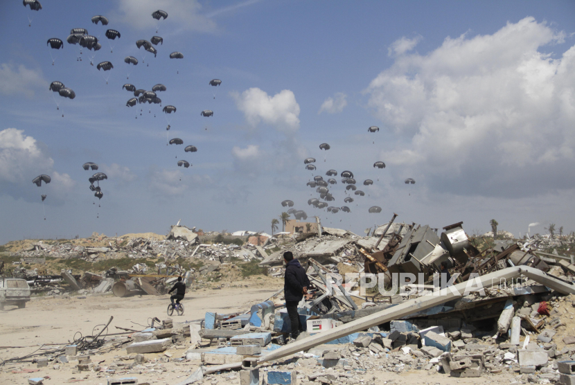 Bantuan kemanusiaan diterjunkan ke warga Palestina di atas Kota Gaza, Jalur Gaza, Senin, 25 Maret 2024.