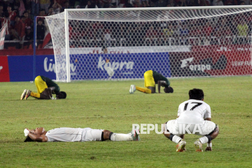 Pesepak bola Timnas Indonesia U-17 Mathew Ryan Baker (kiri) telentang di lapangan usai kalah melawan Mali pada pertandingan Piala Kemerdekaan 2025 di Stadion Utama Sumatera Utara, Kabupaten Deli Serdang, Senin (18/8/2025). Indonesia menjadi juara kedua Piala Kemerdekaan usai dikalahkan Mali dengan skor 1-2. 