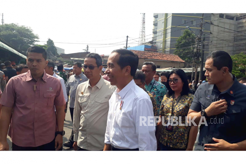Presiden Joko Widodo (Jokowi) saat mengunjungi Pasar Menteng Pulo, Jakarta Selatan, Kamis (15/6/2023). Ia meninjau kondisi harga berbagai kebutuhan pokok di pasar tersebut.