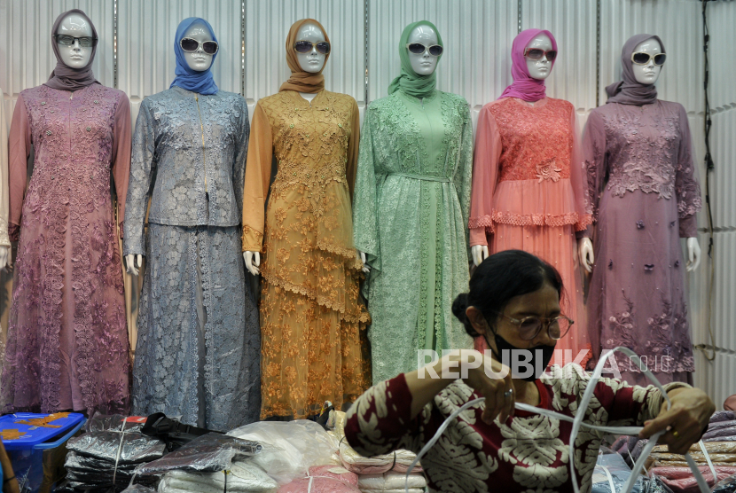 Pedagang melayani pembeli di Pasar Tanah Abang, Jakarta, Rabu (6/3/2024). 