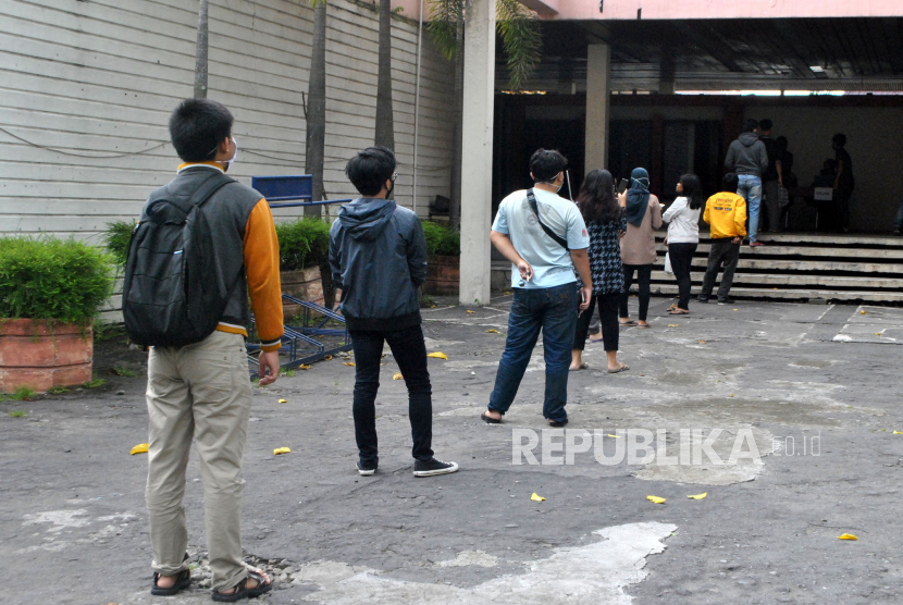 Mahasiswa antre mengambil paket sembako di Gelanggang Mahasiswa UGM, Yogyakarta, Jumat (10/4). Baru-baru ini terdapat edaran dari Rektorat UGM untuk mengosongkan tempat yang menjadi pusat Unit Kegiatan Mahasiswa (UKM) UGM tersebut karena adanya rencana untuk renovasi.
